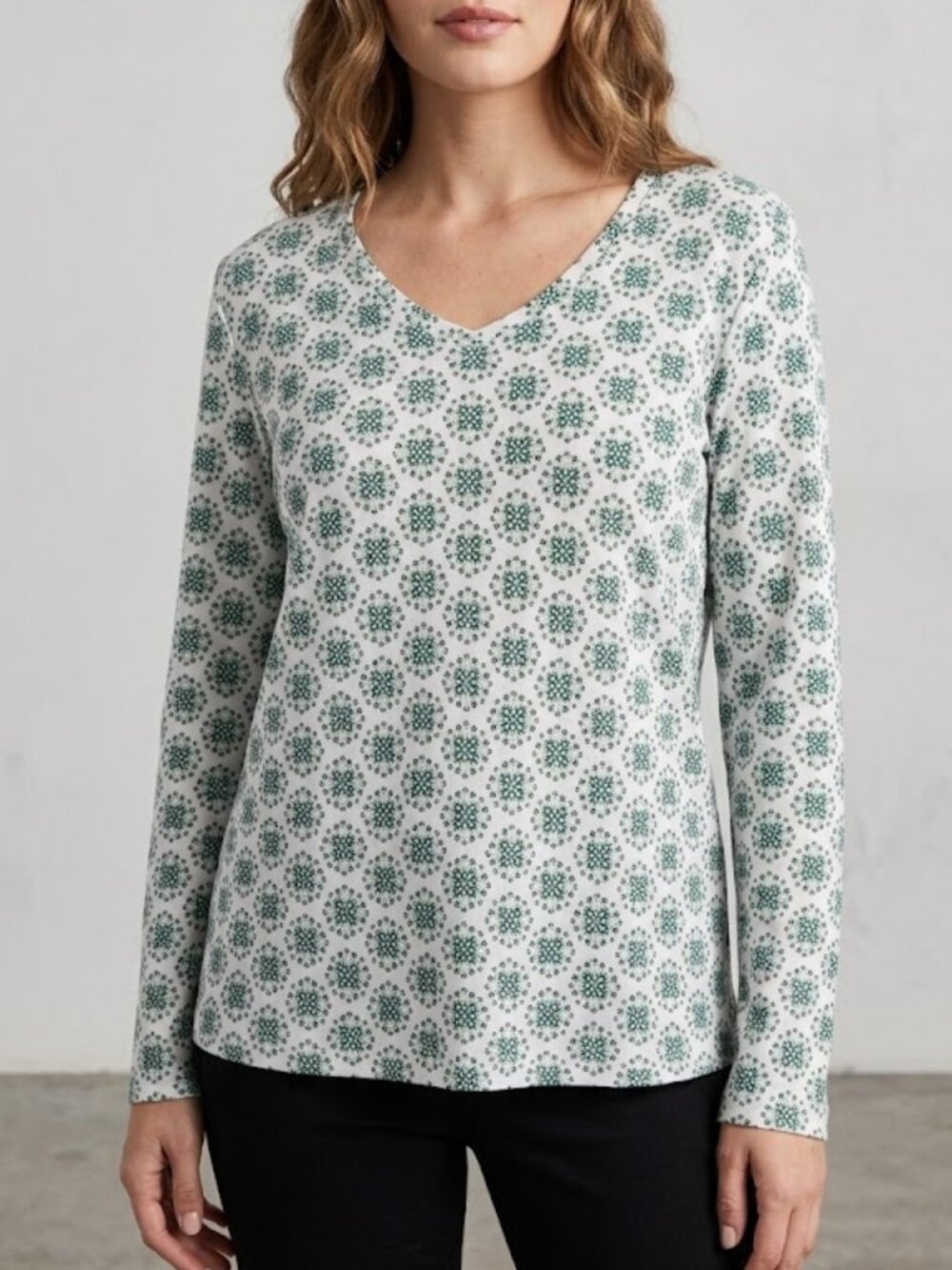 Croft & Barrow Green White Medallion V-Neck Long Sleeve Classic Tee Size M